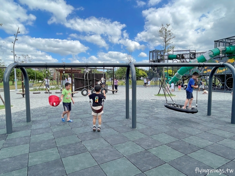 新竹竹口┃新竹公五公園。全台第一座裝甲戰車造型遊戲場,搭配五百障礙設施,小孩超愛玩!! - 第34張圖 新竹竹口┃新竹公五公園。全台第一座裝甲戰車造型遊戲場,搭配五百障礙設施,小孩超愛玩!!