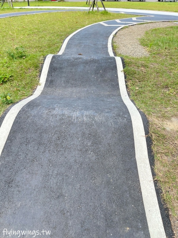 新竹竹口┃新竹公五公園。全台第一座裝甲戰車造型遊戲場,搭配五百障礙設施,小孩超愛玩!! - 第37張圖 新竹竹口┃新竹公五公園。全台第一座裝甲戰車造型遊戲場,搭配五百障礙設施,小孩超愛玩!!