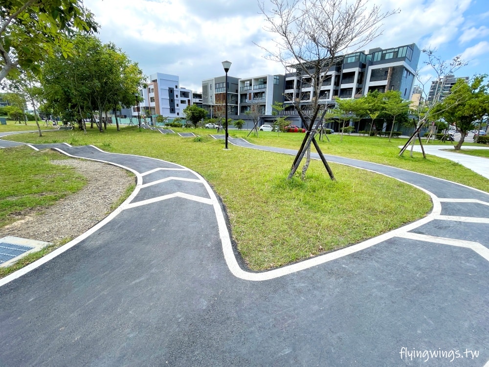 新竹竹口┃新竹公五公園。全台第一座裝甲戰車造型遊戲場,搭配五百障礙設施,小孩超愛玩!! - 第38張圖 新竹竹口┃新竹公五公園。全台第一座裝甲戰車造型遊戲場,搭配五百障礙設施,小孩超愛玩!!