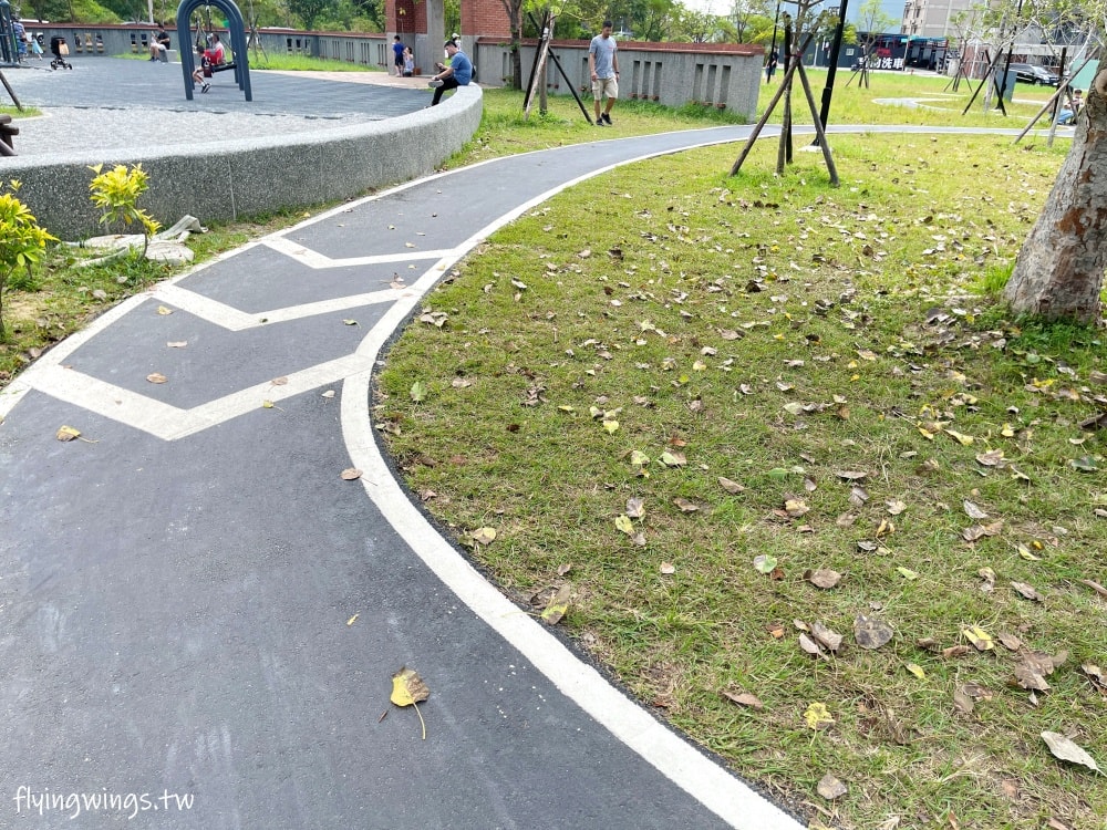 新竹竹口┃新竹公五公園。全台第一座裝甲戰車造型遊戲場,搭配五百障礙設施,小孩超愛玩!! - 第40張圖 新竹竹口┃新竹公五公園。全台第一座裝甲戰車造型遊戲場,搭配五百障礙設施,小孩超愛玩!!