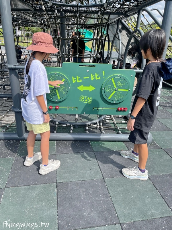 新竹竹口┃新竹公五公園。全台第一座裝甲戰車造型遊戲場,搭配五百障礙設施,小孩超愛玩!! - 第25張圖 新竹竹口┃新竹公五公園。全台第一座裝甲戰車造型遊戲場,搭配五百障礙設施,小孩超愛玩!!