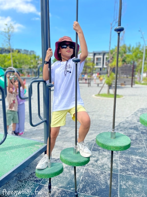 新竹竹口┃新竹公五公園。全台第一座裝甲戰車造型遊戲場,搭配五百障礙設施,小孩超愛玩!! - 第16張圖 新竹竹口┃新竹公五公園。全台第一座裝甲戰車造型遊戲場,搭配五百障礙設施,小孩超愛玩!!