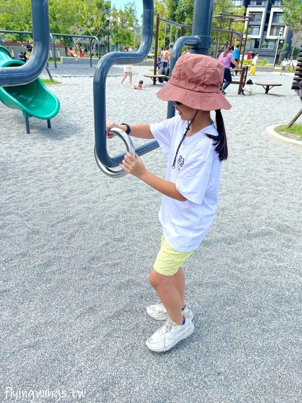 新竹竹口┃新竹公五公園。全台第一座裝甲戰車造型遊戲場,搭配五百障礙設施,小孩超愛玩!! - 第19張圖 新竹竹口┃新竹公五公園。全台第一座裝甲戰車造型遊戲場,搭配五百障礙設施,小孩超愛玩!!