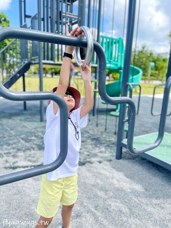 新竹竹口┃新竹公五公園。全台第一座裝甲戰車造型遊戲場,搭配五百障礙設施,小孩超愛玩!! - 第18張圖 新竹竹口┃新竹公五公園。全台第一座裝甲戰車造型遊戲場,搭配五百障礙設施,小孩超愛玩!!
