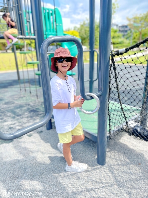 新竹竹口┃新竹公五公園。全台第一座裝甲戰車造型遊戲場,搭配五百障礙設施,小孩超愛玩!! - 第20張圖 新竹竹口┃新竹公五公園。全台第一座裝甲戰車造型遊戲場,搭配五百障礙設施,小孩超愛玩!!