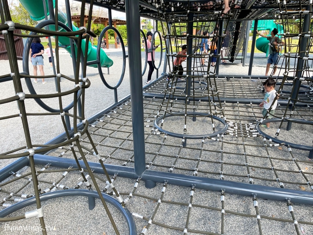 新竹竹口┃新竹公五公園。全台第一座裝甲戰車造型遊戲場,搭配五百障礙設施,小孩超愛玩!! - 第21張圖 新竹竹口┃新竹公五公園。全台第一座裝甲戰車造型遊戲場,搭配五百障礙設施,小孩超愛玩!!