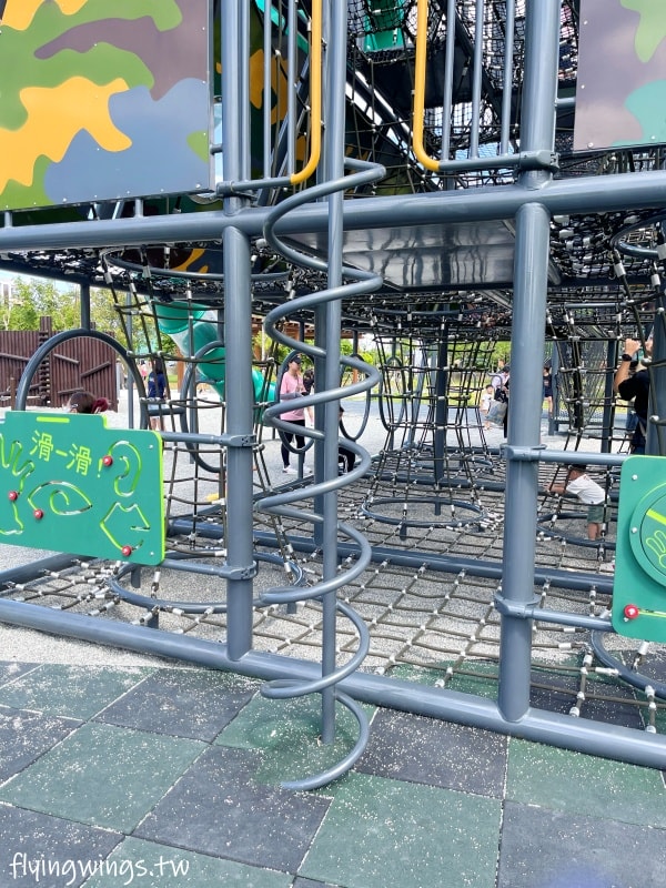 新竹竹口┃新竹公五公園。全台第一座裝甲戰車造型遊戲場,搭配五百障礙設施,小孩超愛玩!! - 第22張圖 新竹竹口┃新竹公五公園。全台第一座裝甲戰車造型遊戲場,搭配五百障礙設施,小孩超愛玩!!