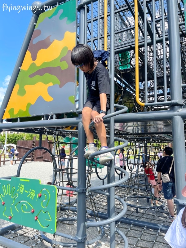 新竹竹口┃新竹公五公園。全台第一座裝甲戰車造型遊戲場,搭配五百障礙設施,小孩超愛玩!! - 第23張圖 新竹竹口┃新竹公五公園。全台第一座裝甲戰車造型遊戲場,搭配五百障礙設施,小孩超愛玩!!