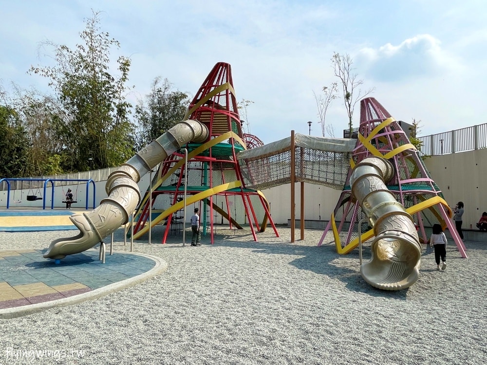 南投竹山┃竹夢親子公園。竹筍雙塔遊戲場,顏色鮮艷又吸睛!還有滑索、沙坑遊戲場,廁所、停車場都完善!! - 第6張圖 南投竹山┃竹夢親子公園。竹筍雙塔遊戲場,顏色鮮艷又吸睛!還有滑索、沙坑遊戲場,廁所、停車場都完善!!