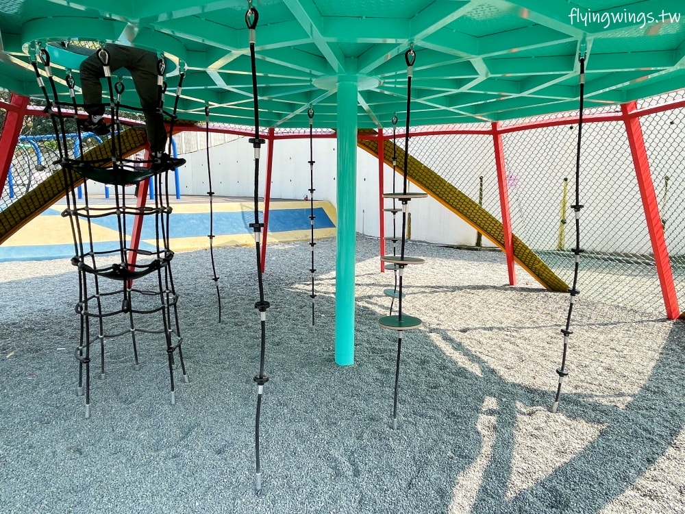 南投竹山┃竹夢親子公園。竹筍雙塔遊戲場,顏色鮮艷又吸睛!還有滑索、沙坑遊戲場,廁所、停車場都完善!! - 第8張圖 南投竹山┃竹夢親子公園。竹筍雙塔遊戲場,顏色鮮艷又吸睛!還有滑索、沙坑遊戲場,廁所、停車場都完善!!