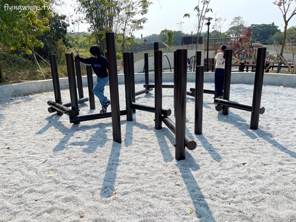 南投竹山┃竹夢親子公園。竹筍雙塔遊戲場,顏色鮮艷又吸睛!還有滑索、沙坑遊戲場,廁所、停車場都完善!! - 第17張圖 南投竹山┃竹夢親子公園。竹筍雙塔遊戲場,顏色鮮艷又吸睛!還有滑索、沙坑遊戲場,廁所、停車場都完善!!