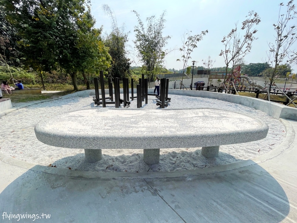 南投竹山┃竹夢親子公園。竹筍雙塔遊戲場,顏色鮮艷又吸睛!還有滑索、沙坑遊戲場,廁所、停車場都完善!! - 第18張圖 南投竹山┃竹夢親子公園。竹筍雙塔遊戲場,顏色鮮艷又吸睛!還有滑索、沙坑遊戲場,廁所、停車場都完善!!