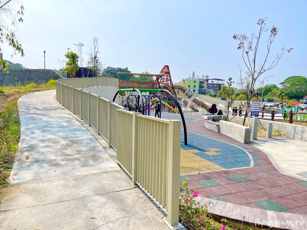 南投竹山┃竹夢親子公園。竹筍雙塔遊戲場,顏色鮮艷又吸睛!還有滑索、沙坑遊戲場,廁所、停車場都完善!! - 第9張圖 南投竹山┃竹夢親子公園。竹筍雙塔遊戲場,顏色鮮艷又吸睛!還有滑索、沙坑遊戲場,廁所、停車場都完善!!