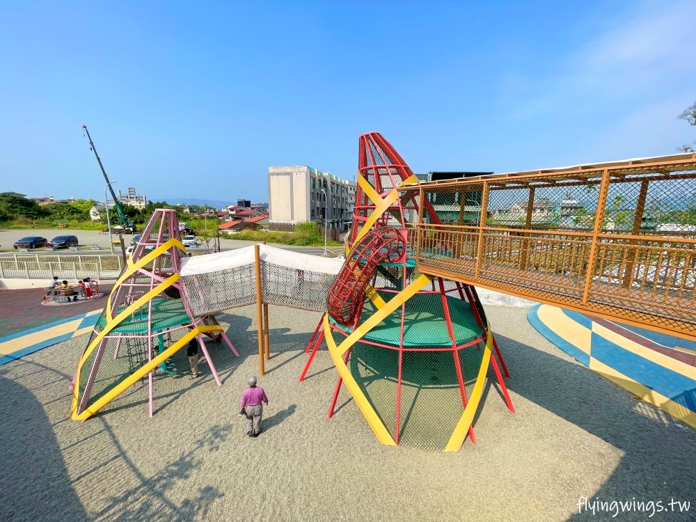 南投竹山┃竹夢親子公園。竹筍雙塔遊戲場,顏色鮮艷又吸睛!還有滑索、沙坑遊戲場,廁所、停車場都完善!! - 第12張圖 南投竹山┃竹夢親子公園。竹筍雙塔遊戲場,顏色鮮艷又吸睛!還有滑索、沙坑遊戲場,廁所、停車場都完善!!