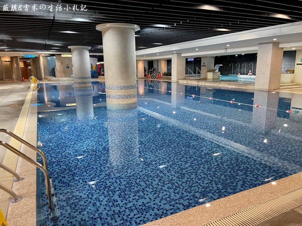 新竹┃煙波大飯店 新竹湖濱館。2300坪室內兒童樂園「卡樂次元」及全年溫水泳池，小孩根本不想回家!
