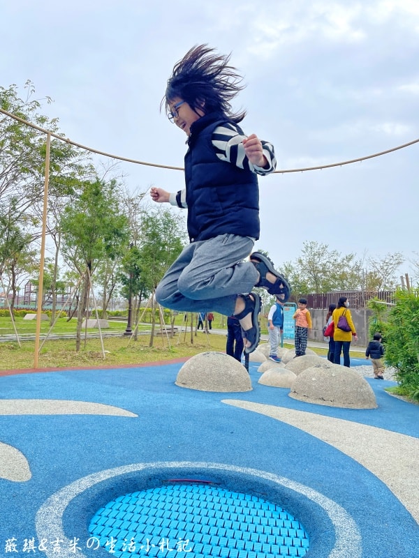 南投埔里┃福興溫泉區親子公園。埔里首座特速公園，除了玩還可以泡溫泉足浴喔!!