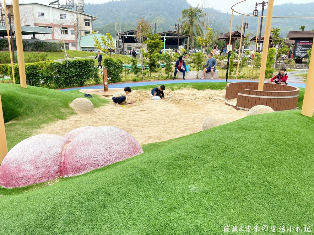 南投埔里┃福興溫泉區親子公園。埔里首座特速公園，除了玩還可以泡溫泉足浴喔!!
