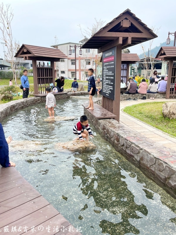 南投埔里┃福興溫泉區親子公園。埔里首座特速公園，除了玩還可以泡溫泉足浴喔!!