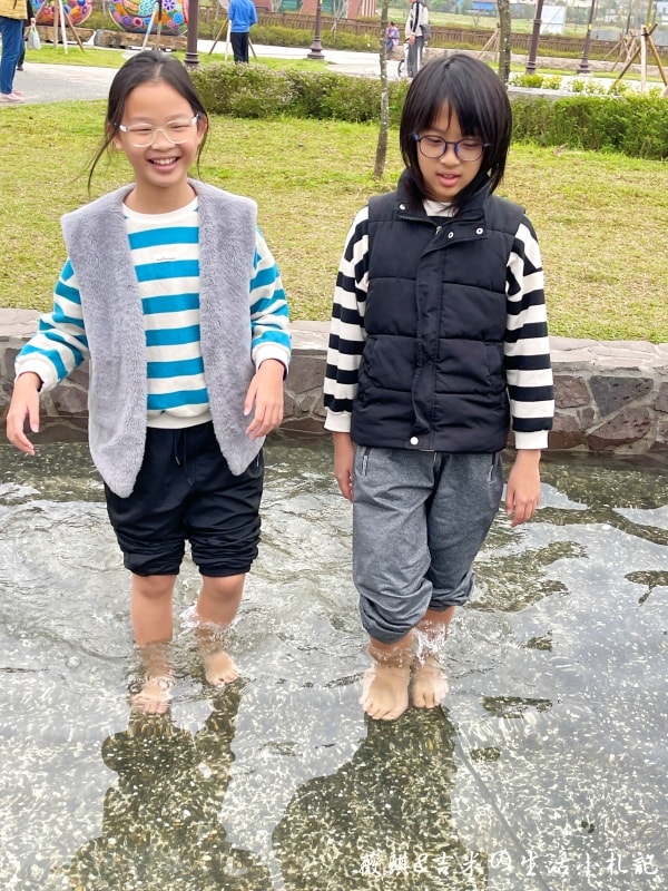 南投埔里┃福興溫泉區親子公園。埔里首座特速公園，除了玩還可以泡溫泉足浴喔!!