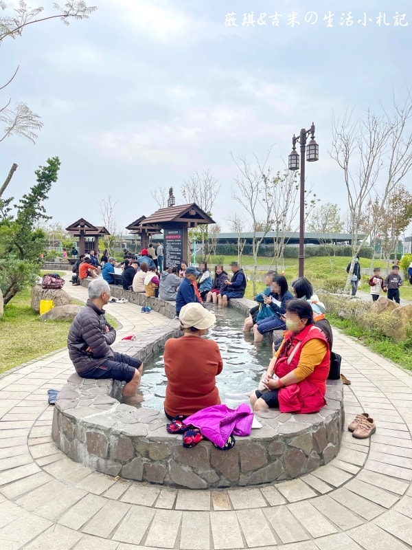 南投埔里┃福興溫泉區親子公園。埔里首座特速公園，除了玩還可以泡溫泉足浴喔!!