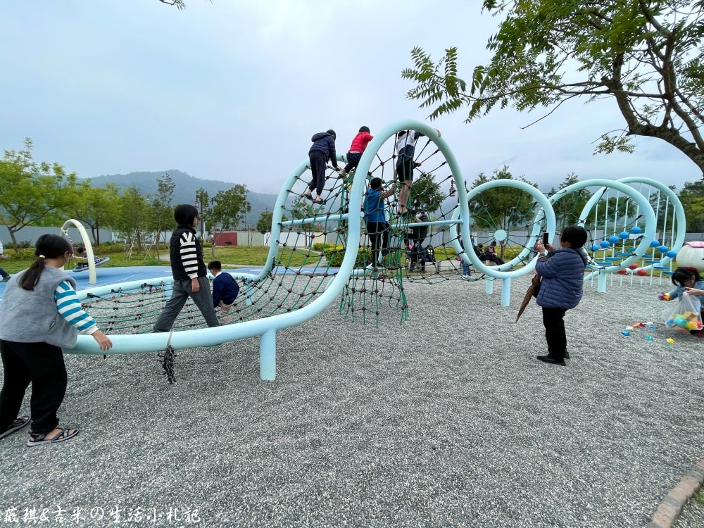 南投埔里┃福興溫泉區親子公園。埔里首座特速公園，除了玩還可以泡溫泉足浴喔!!