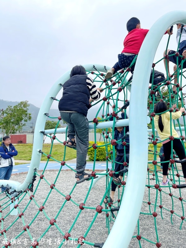 南投埔里┃福興溫泉區親子公園。埔里首座特速公園，除了玩還可以泡溫泉足浴喔!!