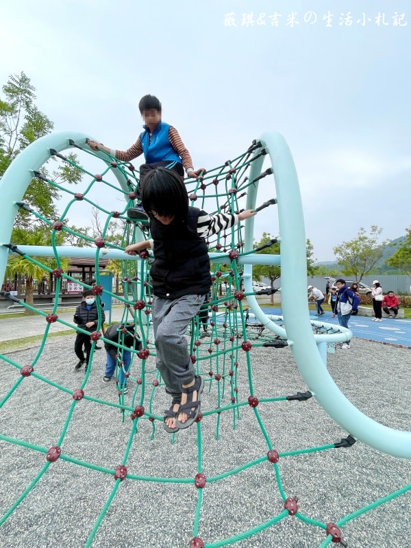南投埔里┃福興溫泉區親子公園。埔里首座特速公園，除了玩還可以泡溫泉足浴喔!!