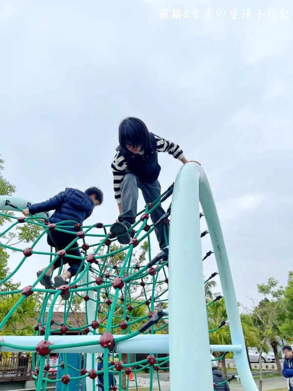 南投埔里┃福興溫泉區親子公園。埔里首座特速公園，除了玩還可以泡溫泉足浴喔!!