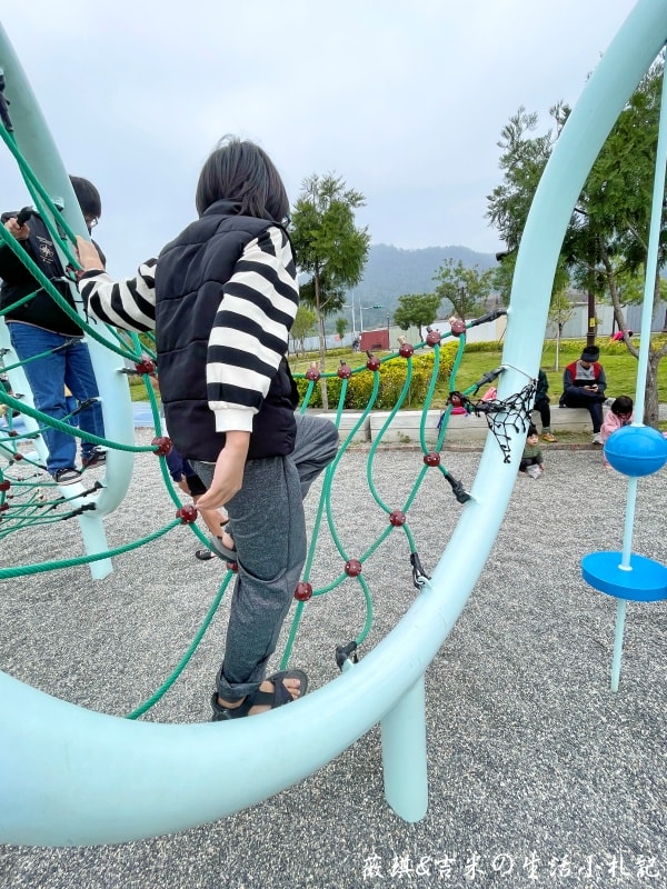 南投埔里┃福興溫泉區親子公園。埔里首座特速公園，除了玩還可以泡溫泉足浴喔!!