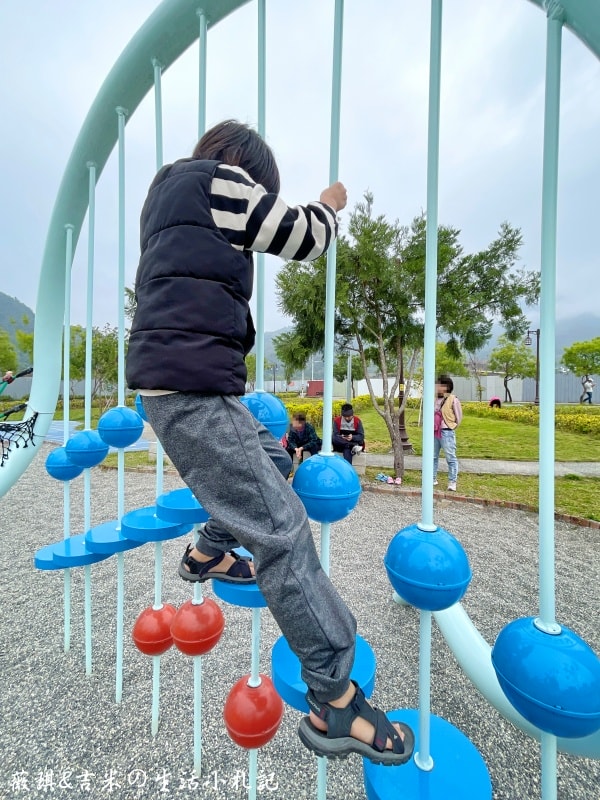 南投埔里┃福興溫泉區親子公園。埔里首座特速公園，除了玩還可以泡溫泉足浴喔!!