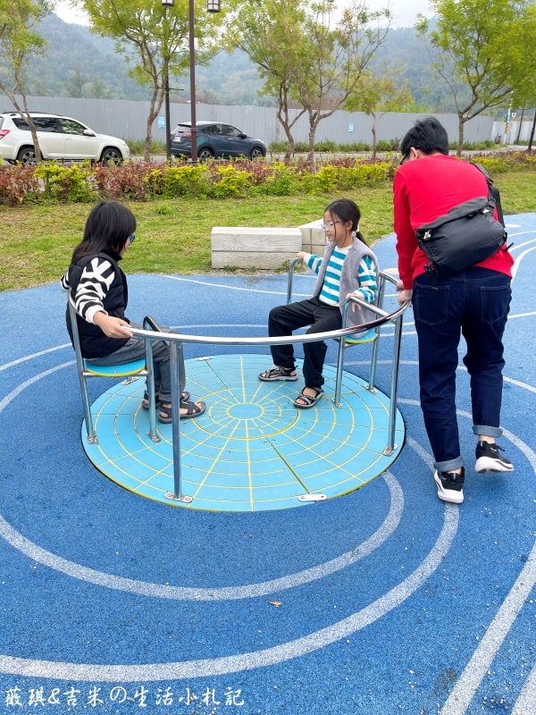 南投埔里┃福興溫泉區親子公園。埔里首座特速公園，除了玩還可以泡溫泉足浴喔!!