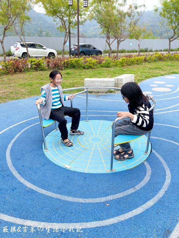 南投埔里┃福興溫泉區親子公園。埔里首座特速公園，除了玩還可以泡溫泉足浴喔!!