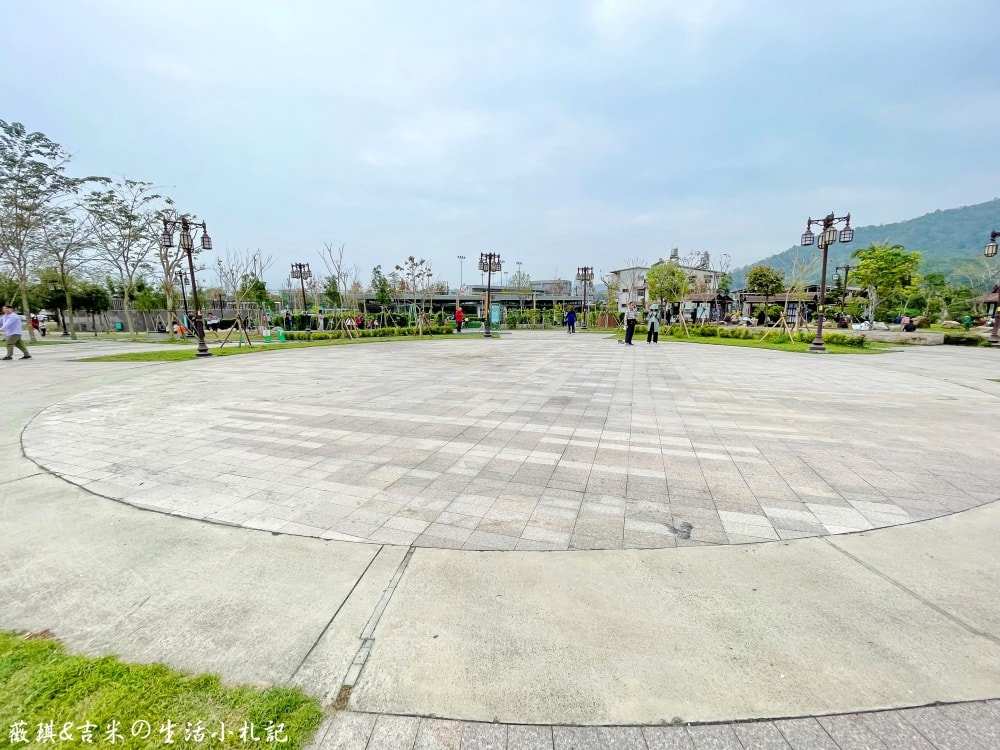 南投埔里┃福興溫泉區親子公園。埔里首座特速公園，除了玩還可以泡溫泉足浴喔!!