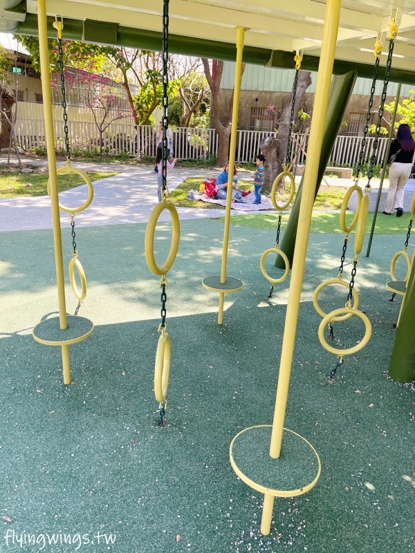 台中神岡┃豐洲公園。4公尺高的戰車堡壘遊戲場，搭配闖關遊戲區，老公園新改造，滿足不同年齡層需求!!