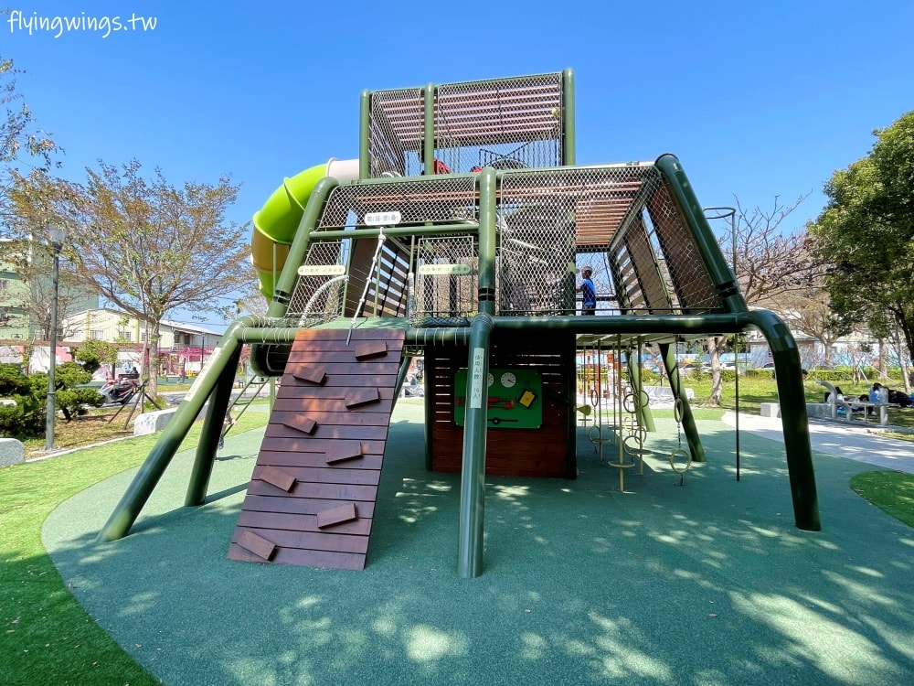 台中神岡┃豐洲公園。4公尺高的戰車堡壘遊戲場，搭配闖關遊戲區，老公園新改造，滿足不同年齡層需求!!