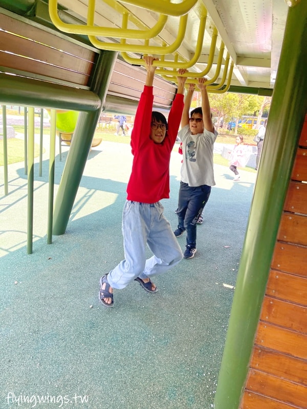 台中神岡┃豐洲公園。4公尺高的戰車堡壘遊戲場，搭配闖關遊戲區，老公園新改造，滿足不同年齡層需求!!