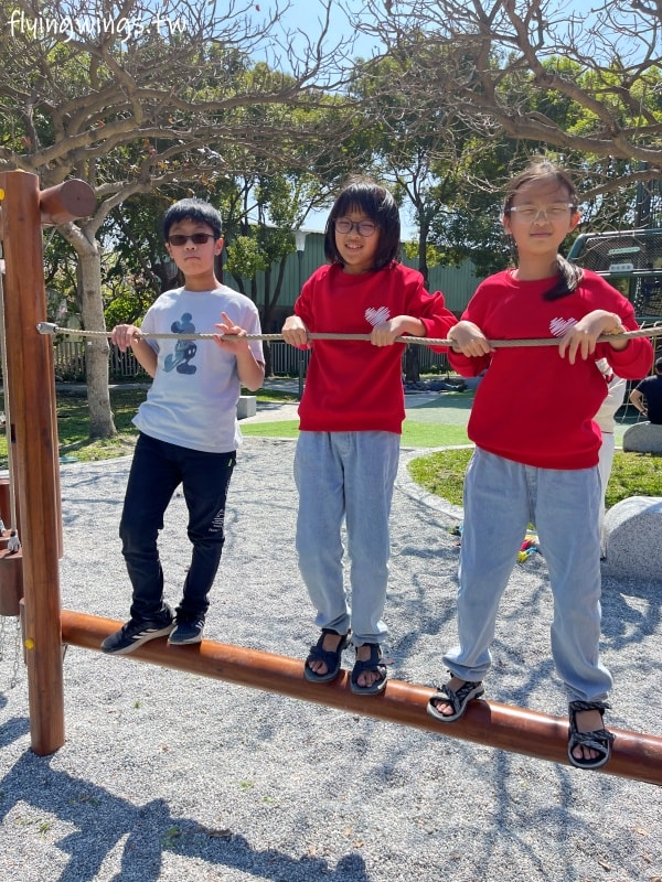 台中神岡┃豐洲公園。4公尺高的戰車堡壘遊戲場，搭配闖關遊戲區，老公園新改造，滿足不同年齡層需求!!