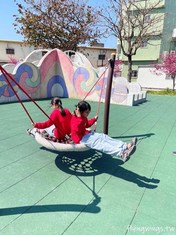 台中神岡┃豐洲公園。4公尺高的戰車堡壘遊戲場，搭配闖關遊戲區，老公園新改造，滿足不同年齡層需求!!