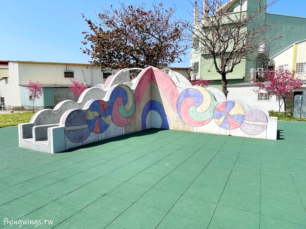 台中神岡┃豐洲公園。4公尺高的戰車堡壘遊戲場，搭配闖關遊戲區，老公園新改造，滿足不同年齡層需求!!