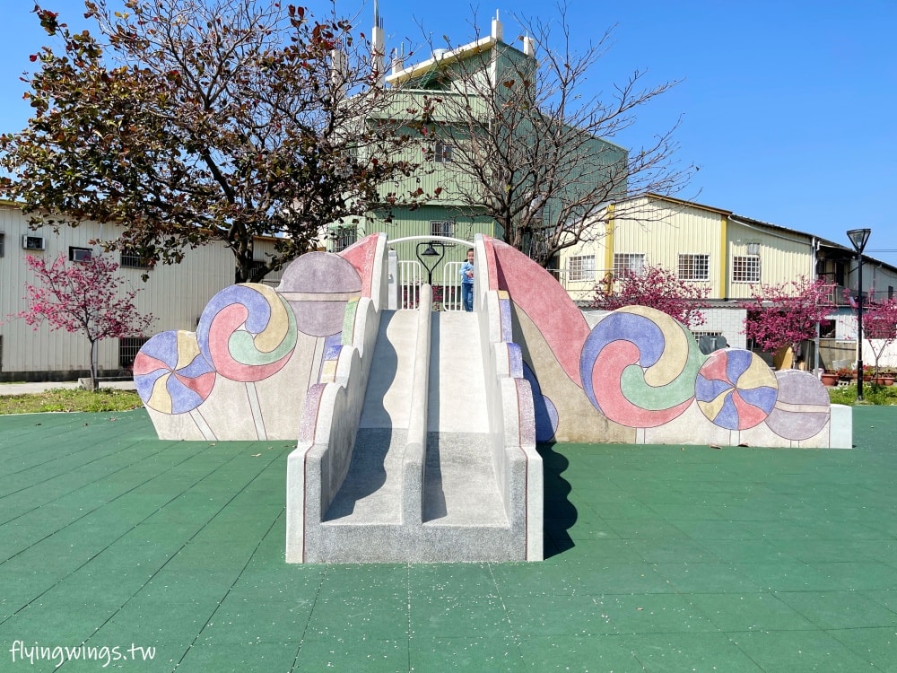台中神岡┃豐洲公園。4公尺高的戰車堡壘遊戲場，搭配闖關遊戲區，老公園新改造，滿足不同年齡層需求!!