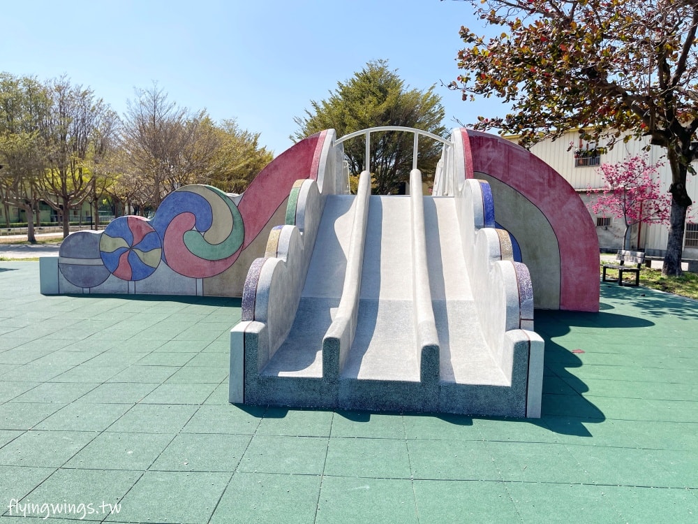 台中神岡┃豐洲公園。4公尺高的戰車堡壘遊戲場，搭配闖關遊戲區，老公園新改造，滿足不同年齡層需求!!