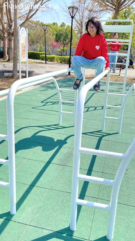 台中神岡┃豐洲公園。4公尺高的戰車堡壘遊戲場，搭配闖關遊戲區，老公園新改造，滿足不同年齡層需求!!