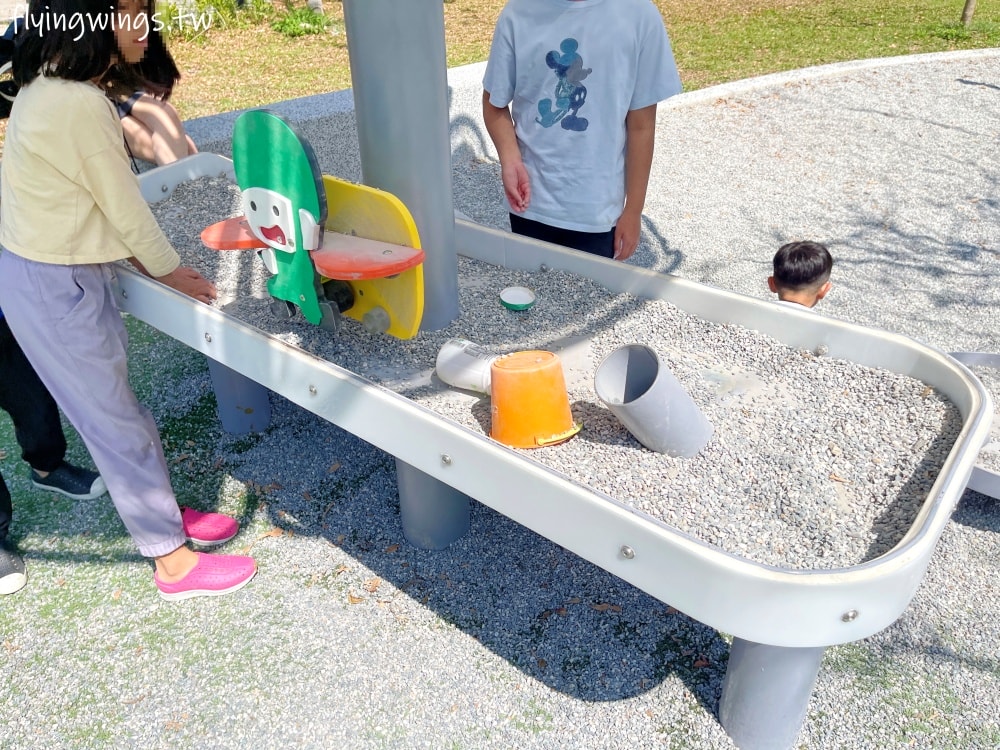 台中神岡┃豐洲公園。4公尺高的戰車堡壘遊戲場，搭配闖關遊戲區，老公園新改造，滿足不同年齡層需求!!