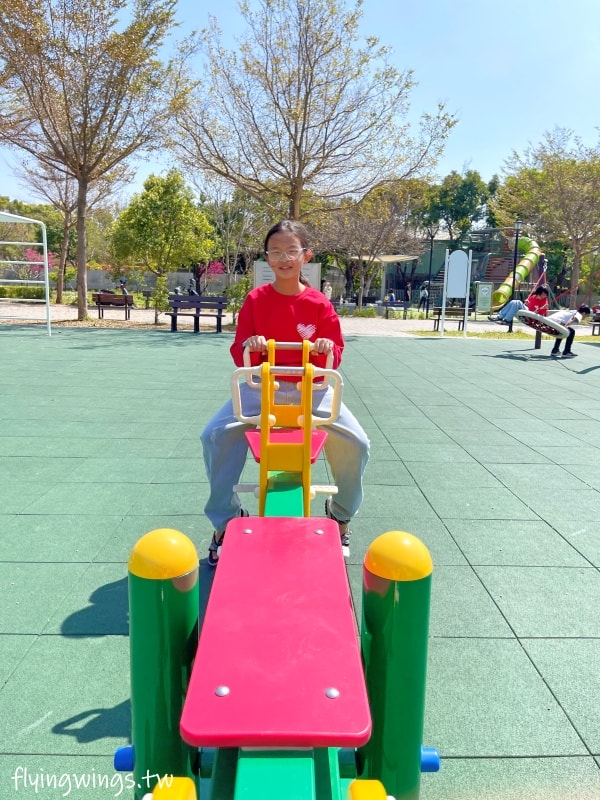 台中神岡┃豐洲公園。4公尺高的戰車堡壘遊戲場，搭配闖關遊戲區，老公園新改造，滿足不同年齡層需求!!