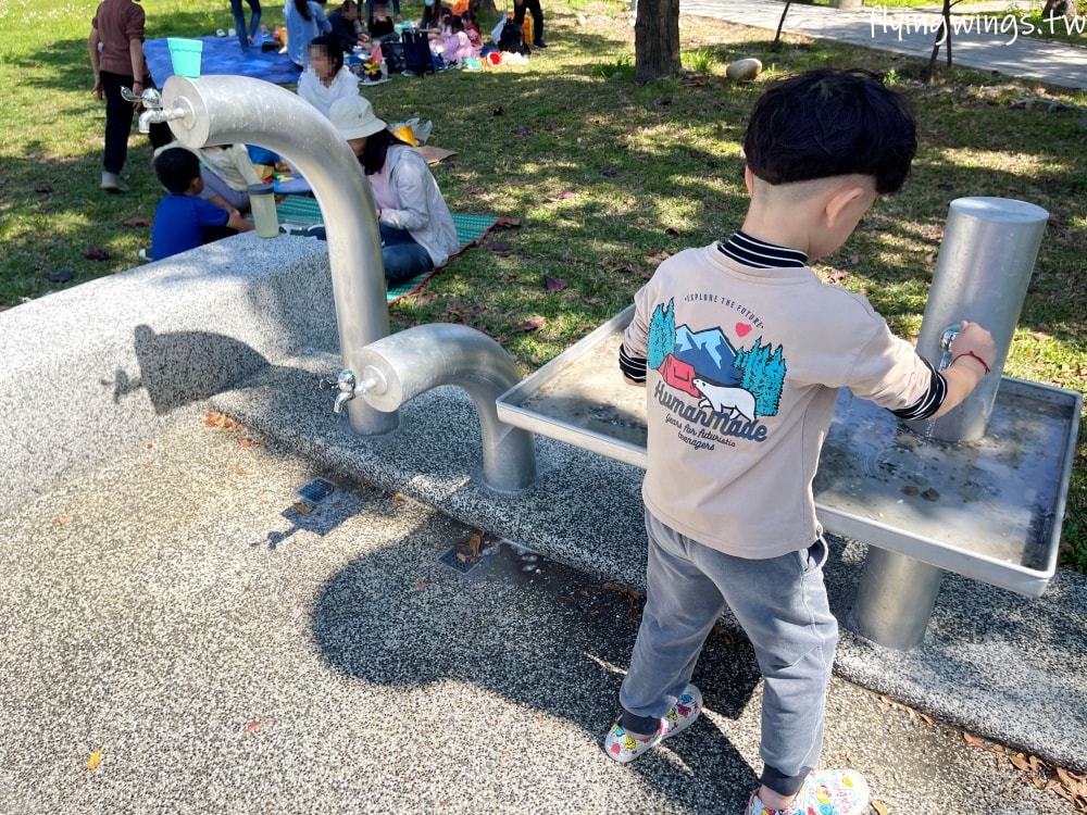 台中神岡┃豐洲公園。4公尺高的戰車堡壘遊戲場，搭配闖關遊戲區，老公園新改造，滿足不同年齡層需求!!