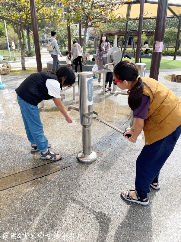 台中梧棲┃漁寮運動公園。台中海線首座親水特色公園,特別規劃「水戰綠洲」區,讓孩童能嬉戲、打水仗!! - 第30張圖 台中梧棲┃漁寮運動公園。台中海線首座親水特色公園,特別規劃「水戰綠洲」區,讓孩童能嬉戲、打水仗!!