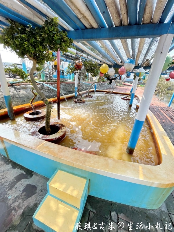雲林口湖┃馬蹄蛤主題館。150元可以玩整天，划竹筏、獨木舟、水上盪鞦韆、碰碰船隨你玩，還有新鮮馬蹄蛤等你來嘗鮮!!