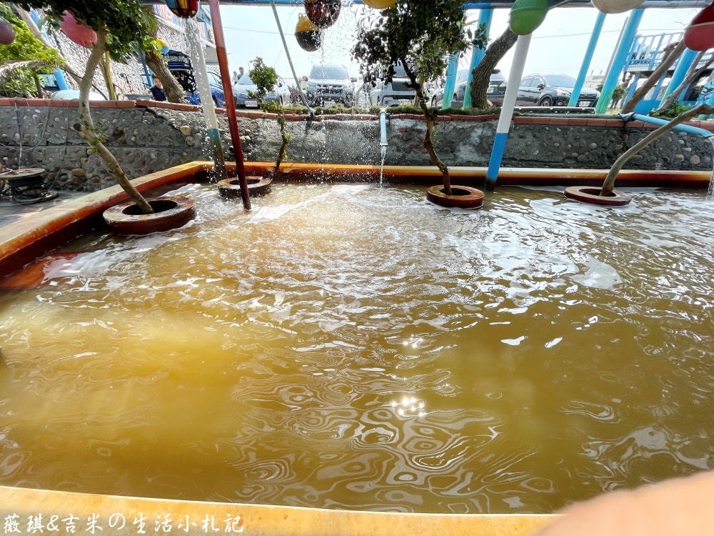 雲林口湖┃馬蹄蛤主題館。150元可以玩整天，划竹筏、獨木舟、水上盪鞦韆、碰碰船隨你玩，還有新鮮馬蹄蛤等你來嘗鮮!!