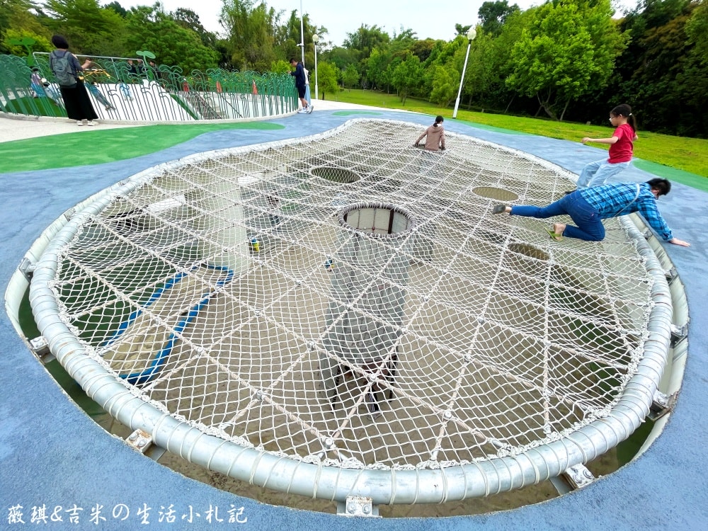 嘉義西區┃北香湖公園-綠豆仁遊戲場。可愛綠豆苗意象公園,大片編織網挑戰你的膽量!! - 第12張圖 嘉義西區┃北香湖公園-綠豆仁遊戲場。可愛綠豆苗意象公園,大片編織網挑戰你的膽量!!