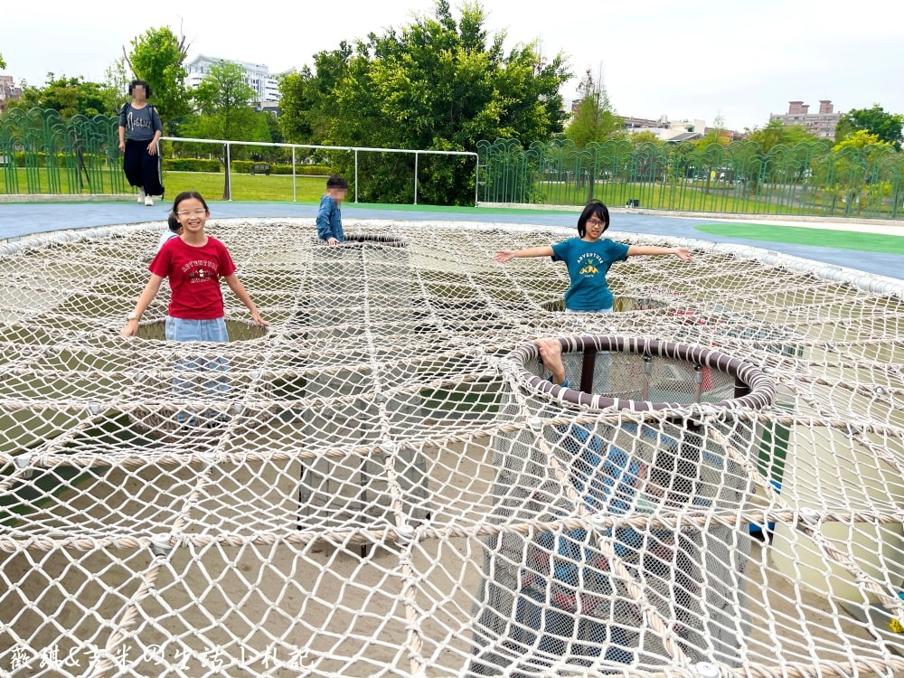嘉義西區┃北香湖公園-綠豆仁遊戲場。可愛綠豆苗意象公園,大片編織網挑戰你的膽量!! - 第13張圖 嘉義西區┃北香湖公園-綠豆仁遊戲場。可愛綠豆苗意象公園,大片編織網挑戰你的膽量!!